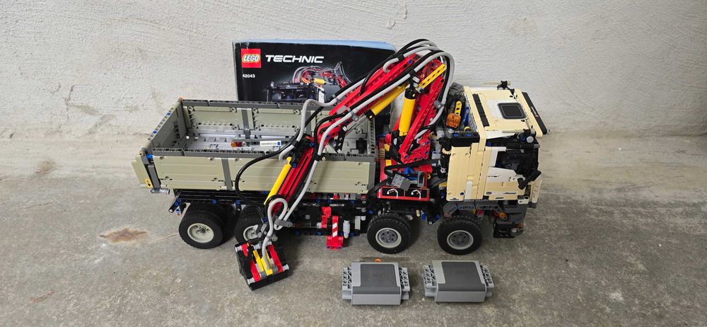 Lego Mercedes-Benz Arocs + lighting kit + 2 battery box 42043 2в1