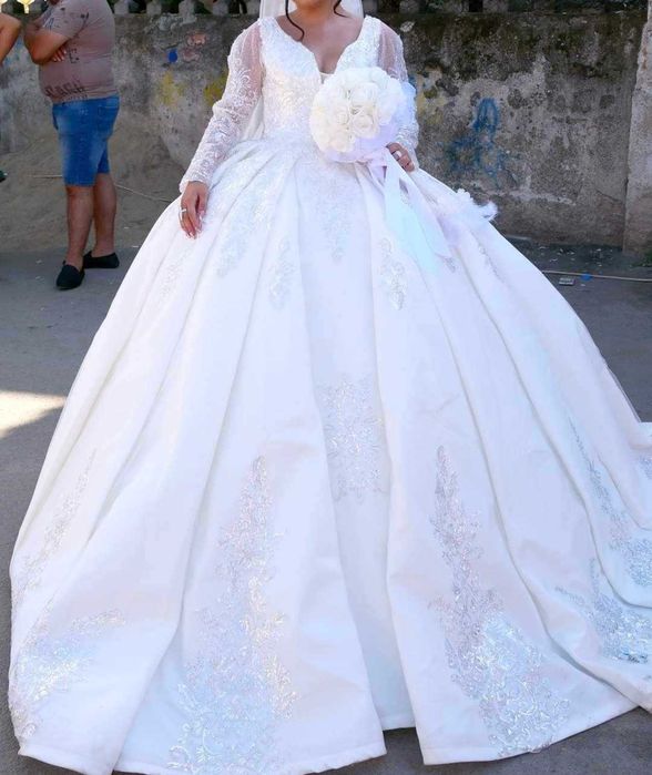 Продавам булчинска рокля подарък с воало.