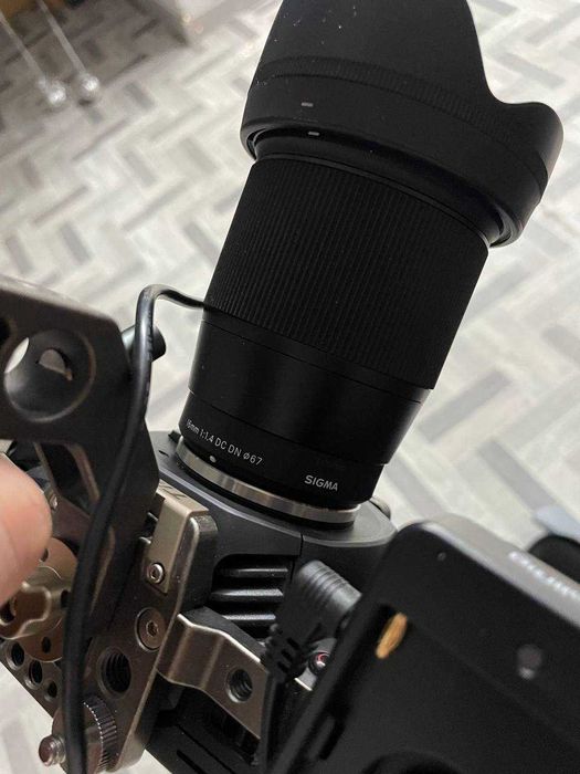 Продам Blackmagicdesign Pocket Cinema Camera 4K линза Sigma 16 mm