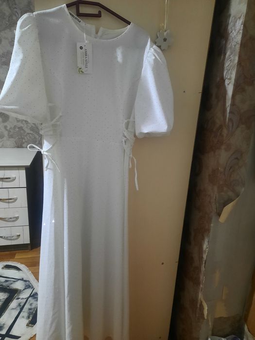 Продам платье новое белое синии