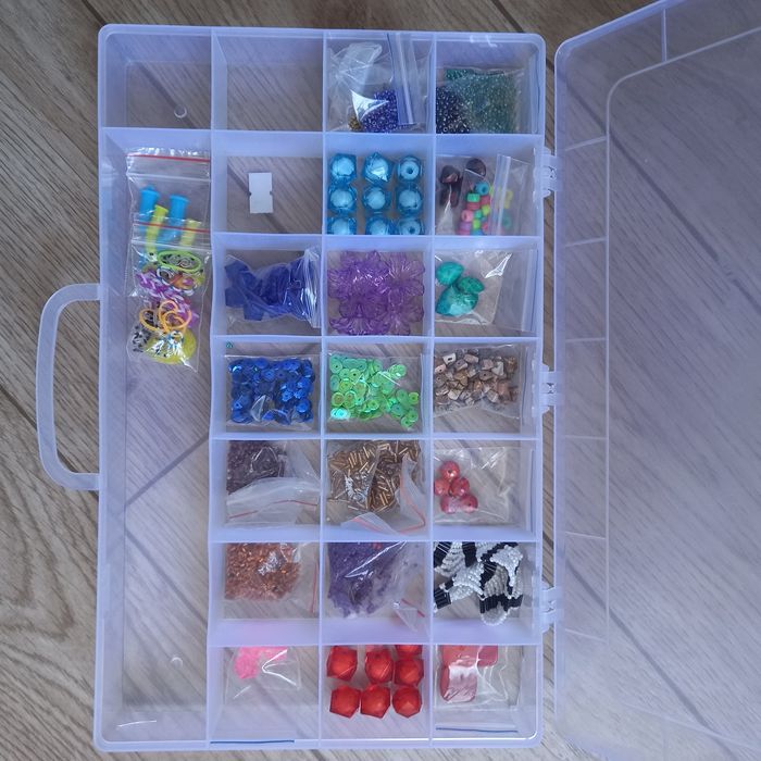 Контейнер с бисером и бусами