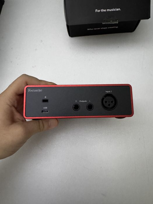 Звуковая аудиокарта Focusrite