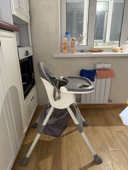 Кухонный шкаф,стульчики для детей