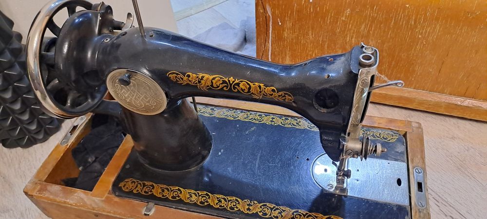 Продам швейную машинку