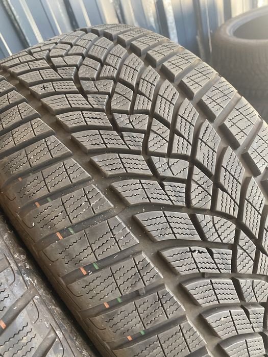 245/35/19  Goodyear Зимни