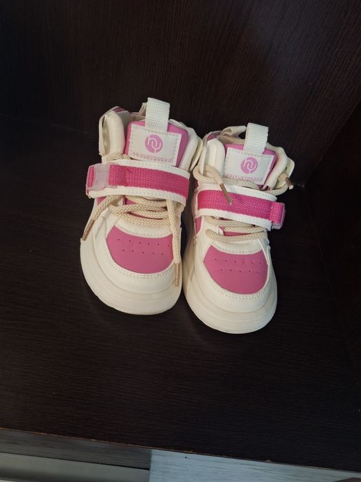 Vând adidasi , o pereche a fost purtata odată cea roz cu alb