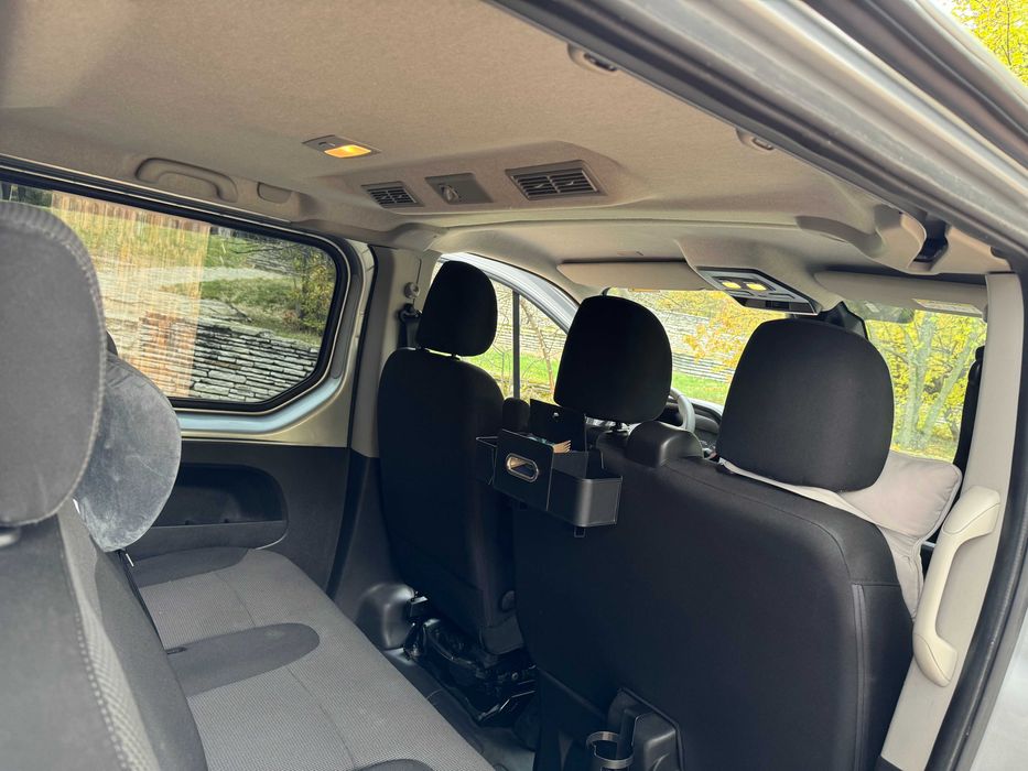 Отдавам пътнически бус Renault Trafic под наем