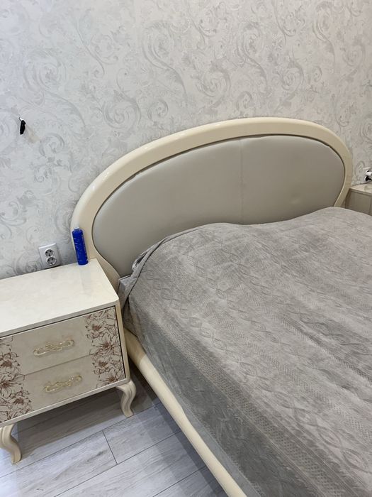 Кровать + 2 тумбочки 40.000