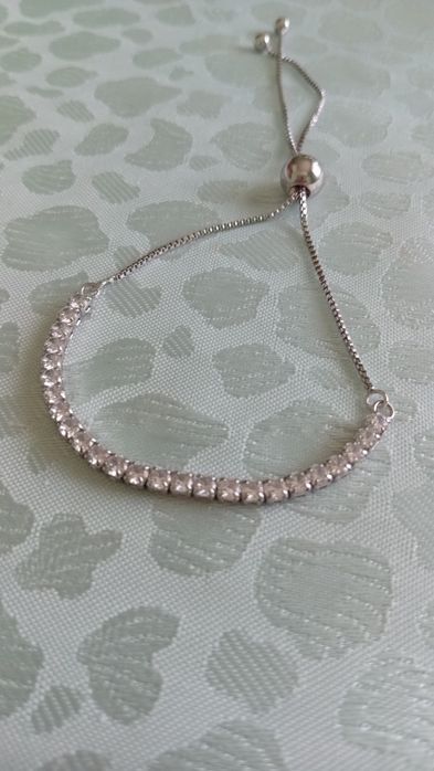 Сребърна гривна с циркони