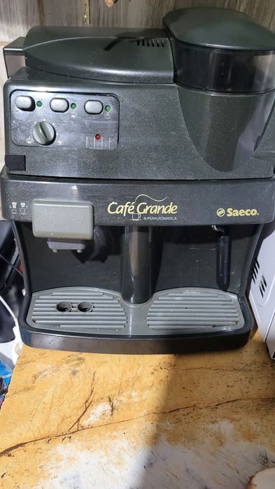 Aparat de cafea , cu cafea boabe.