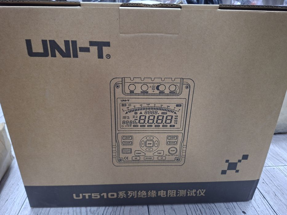 Мегаомметр UNI-T UT513A
UNI-T UT513A – мегаомметр, который предназначе