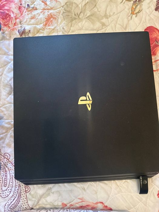 Playstation 4 1 TB sotiladi srochna IDEAL