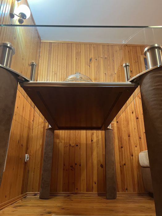 Стъклена маса с кожени крака