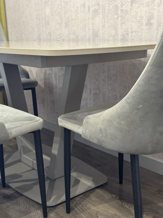 Стеклянный раздвижной стол