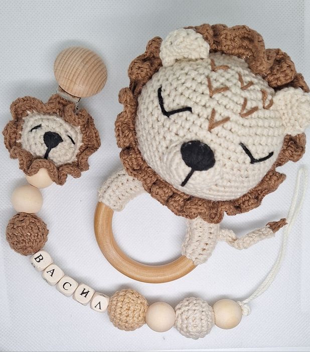 Комплект дрънкалка и клипс за биберон с име - Лъвчета