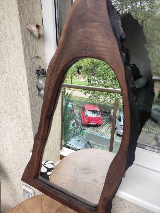 Огледало с дървена рамка