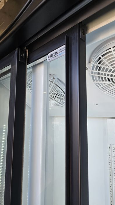 Вертикална хладилна витрина за напитки с плъзгащи врати 120х73х199 см