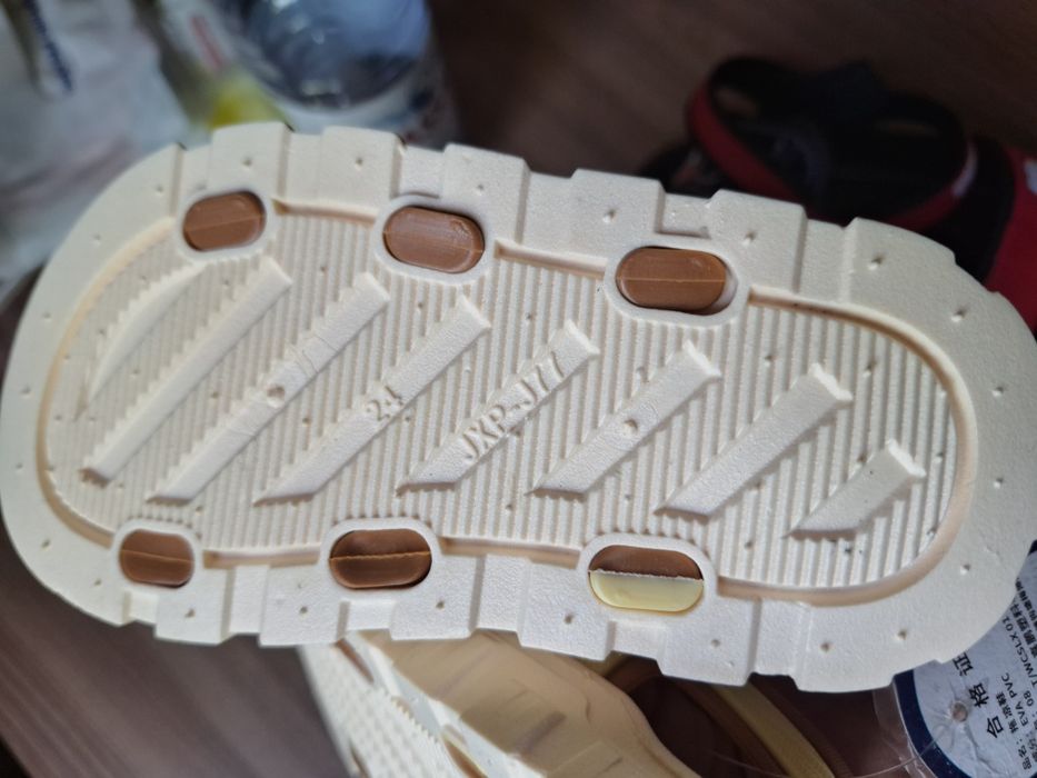 Сандалии новые          .