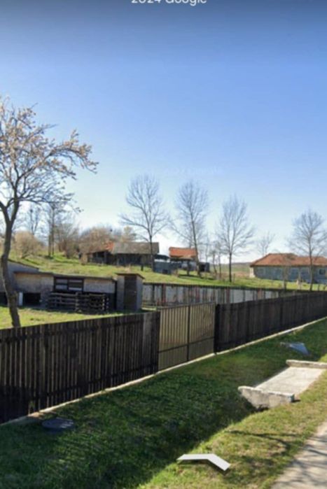Vând teren cu casă bătrânească  în comuna Vulpeni