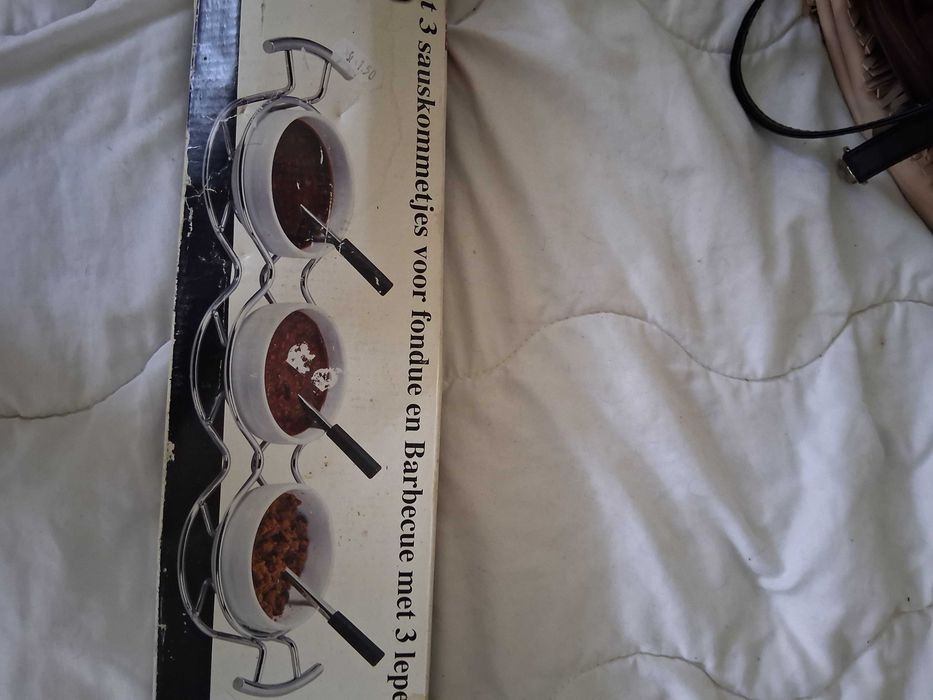 Прибори за 3 различни сосове