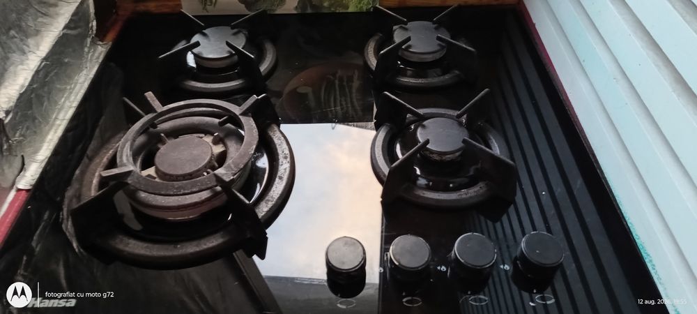 Vând plită pe gaz Hansa, un model modern și elegant, cu suprafață din sticlă securizată neagră. Plita arată bine, este curată și perfect funcțională.