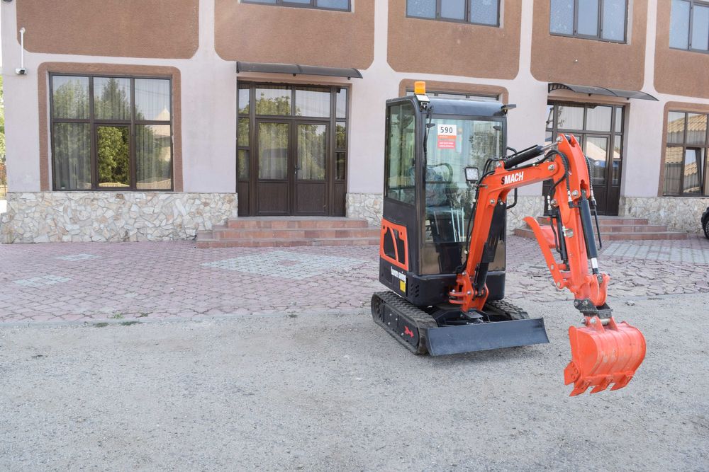Miniexcavator pe șenile SMACH YF16E – Cabină închisă