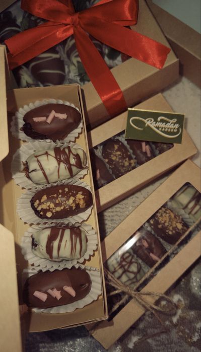 Клубника в шоколаде/финики в шоколаде