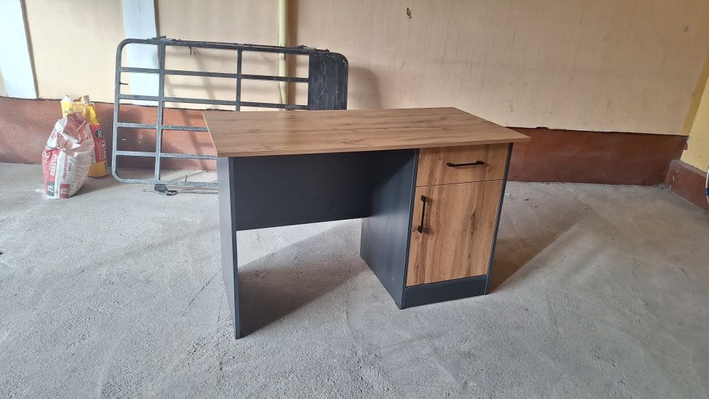 Kompyuter stoli va dars qilish uchun parta judayam mustaxkam stollar