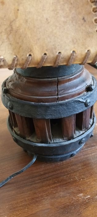 Lampa noptiera din lemn cu abajon din basica de vita starea bună