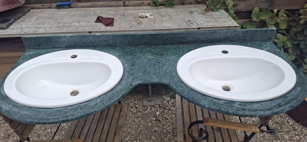 Blat de marmura  de india verde cu 2 lavoare pentru o baie eleganta.