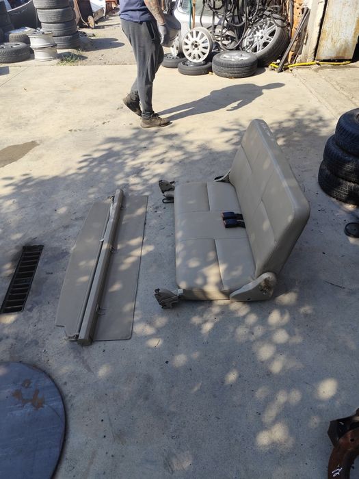 Трети ред седалки Нисан Тирано 2