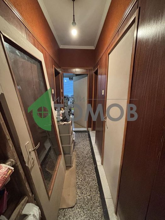 Просторен тристаен апартамент с търговско помещение в района на Центъ