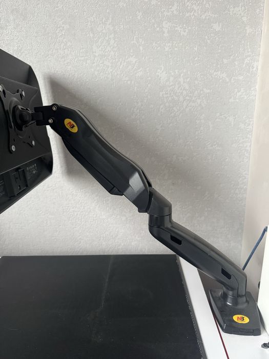 Кронштейн для монитора NB — надежное крепление, отличное состояние