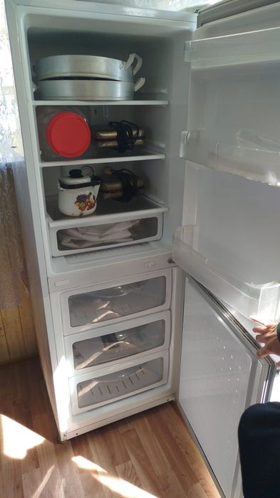 Холодильник,  низ морозит