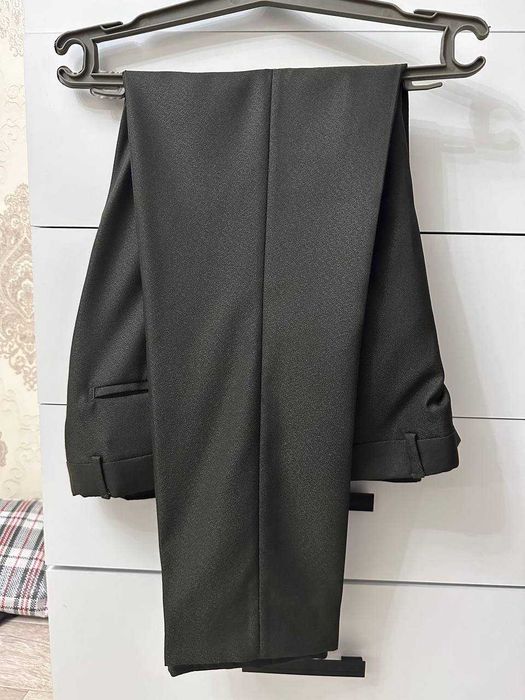 Продам 2 костюма тройки,турецкие.