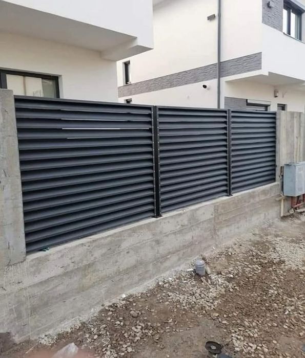Garduri și porți din jaluzele șipcă metalică place de beton