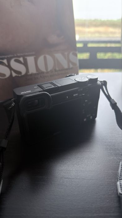 Vând kit Sony A6400 – (body in garanție)