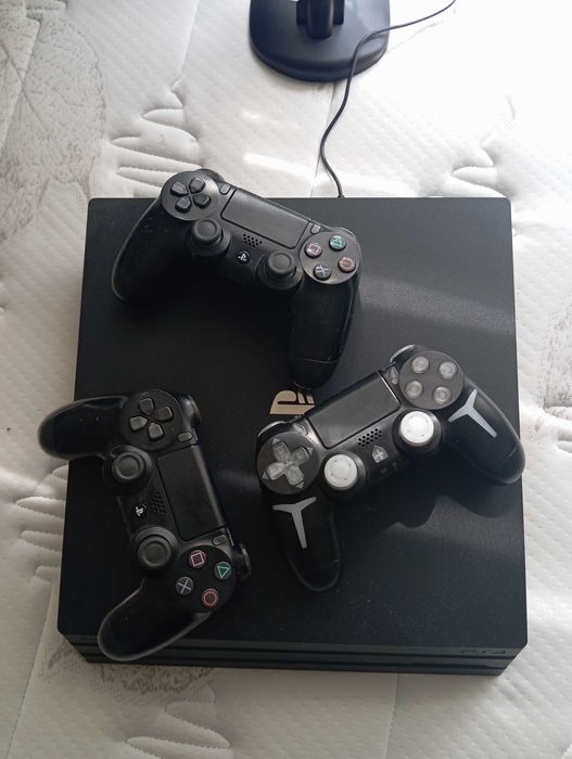 Продавам Play Station 4 PRO 1TB с игри