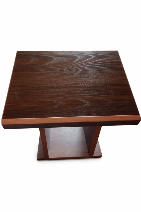 Kitob quyib uqiydigan podstafka va kichkina stulchalar