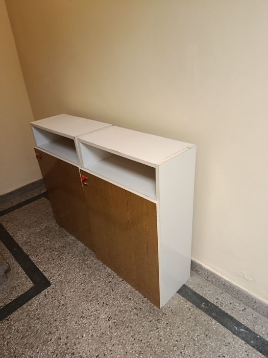 Продавам два горни кухненски шкафа