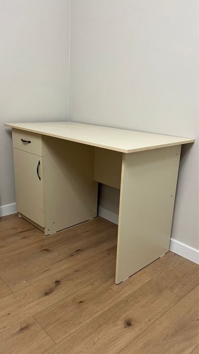 Продается стол в отличном состояний