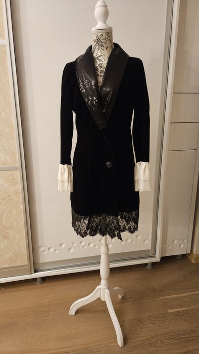 Rochie neagra de catifea, tip sarafan, cu dantela, mansete voal alb