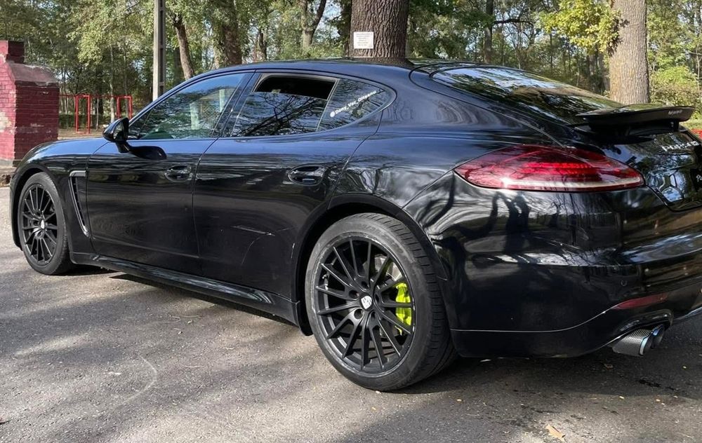 Jante Porsche panamera pe R20 si stopuri Gts originale facelift