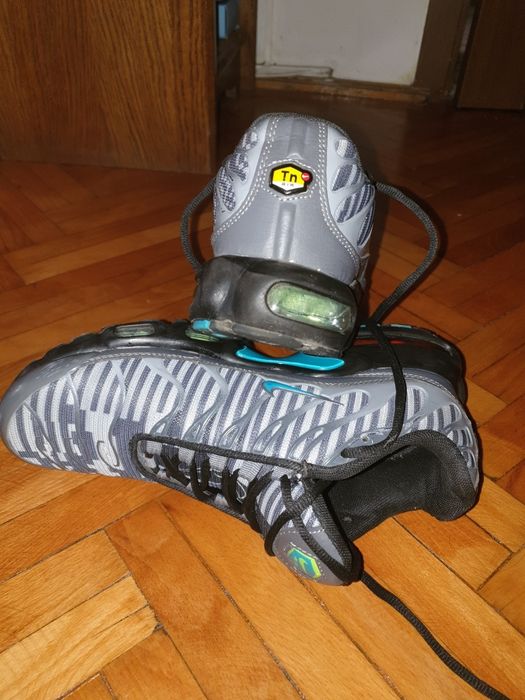 Nike Air Max Plus (TN) – varianta gri/negru cu model camuflaj.