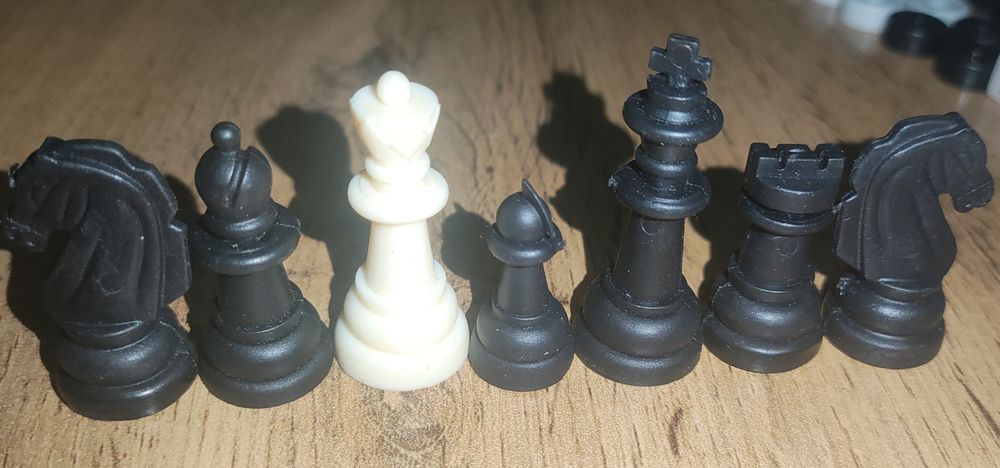 Головоломка. Разные шахматы, шашки, нарды некомплект