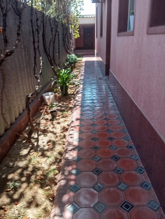 Два дома на одной территории