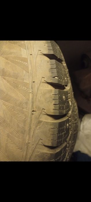 Продам шины зимние в отличном состоянии