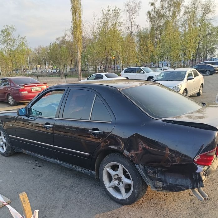 Мерседес Бенс 210