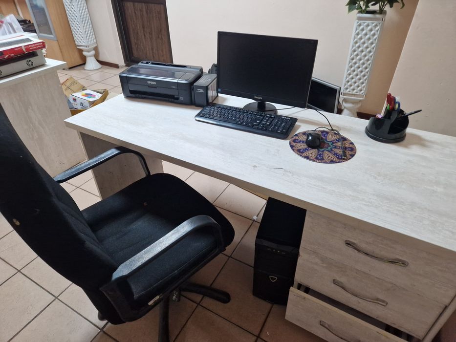 Продам офисную мебель.