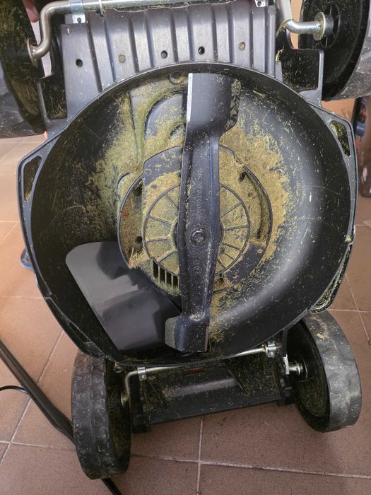 Masina de tuns iarba și tractoare LawnMaster Zenitech M2EB1637M 1600W 37cm, 6 înălțimi reglabile 20-70mm